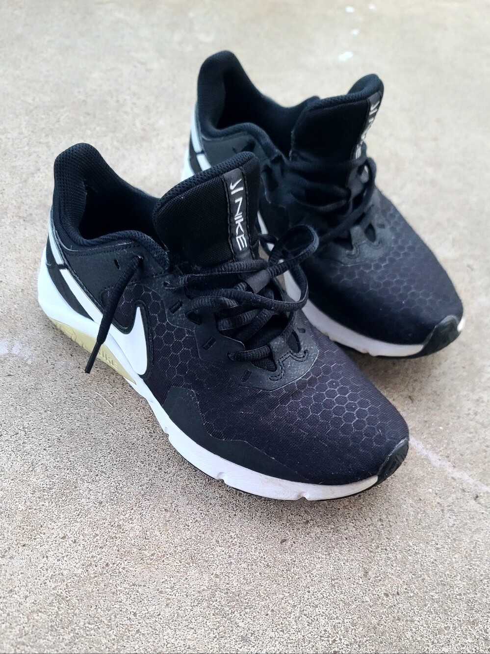Nike Legend Essential womens 9 Black/White Running Shoes